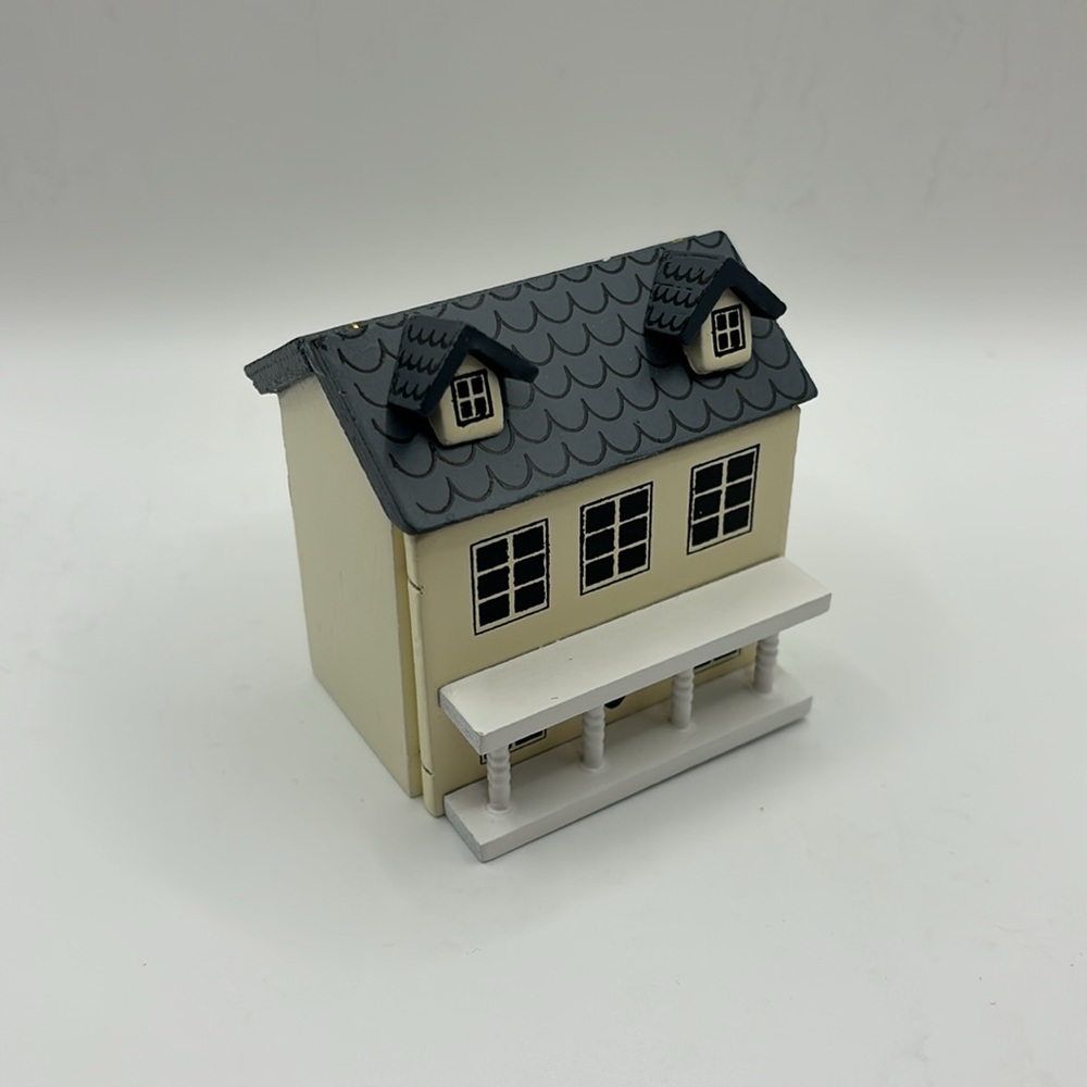 Dollhouse dollhouse with door
